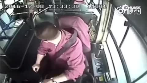 监控:老人腿脚发抖不敢下车 公交司机抱他下车