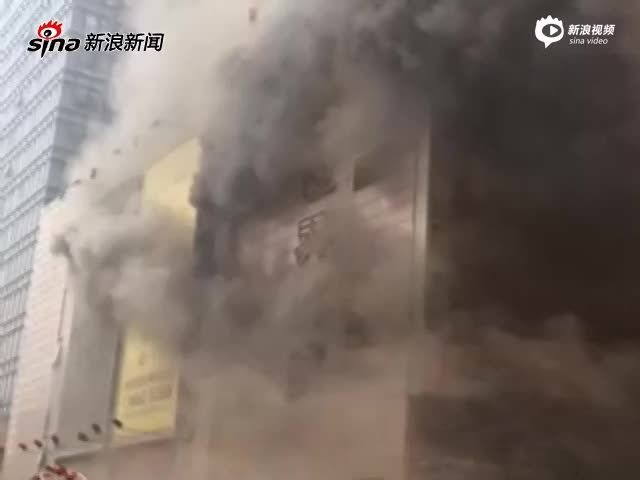郑州新世界百货突发大火 现场高楼浓烟滚滚