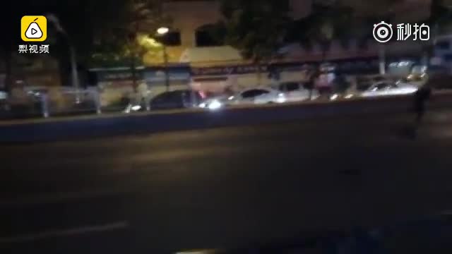 火爆实拍：警察广州街头与毒贩枪战