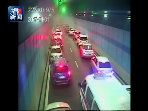 实拍：救护车隧道遇堵 众车让道赢得救命时间