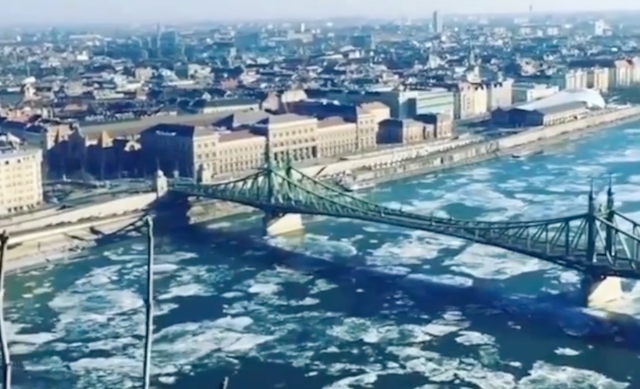 实拍：匈牙利严寒天气 多瑙河浮冰震撼来袭