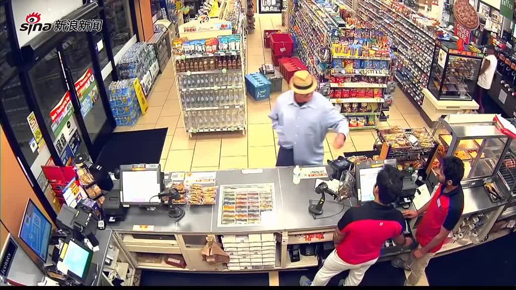 监拍洛杉矶男子打劫超市 全程手插兜假装有枪