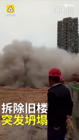 突发现场：深圳旧房拆除时突发坍塌 1人被埋