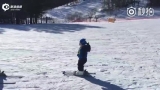 视频：继承了父亲！邓超晒一双儿女首次滑雪视频