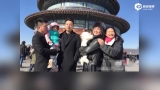 视频：汪小菲带儿女游天坛 妈妈与丈母娘亲密