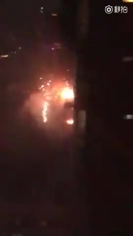 现场：北京一处居民楼露台被烟花引燃 
