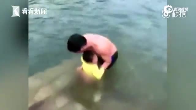 男孩被老爸扔进了水里 男孩：我可能有个假爹 