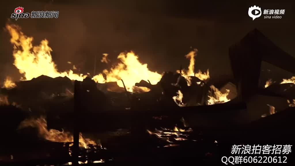 芜湖木材厂突发大火 消防连续奋战一夜