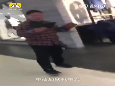 男子店门前打快板讨说法