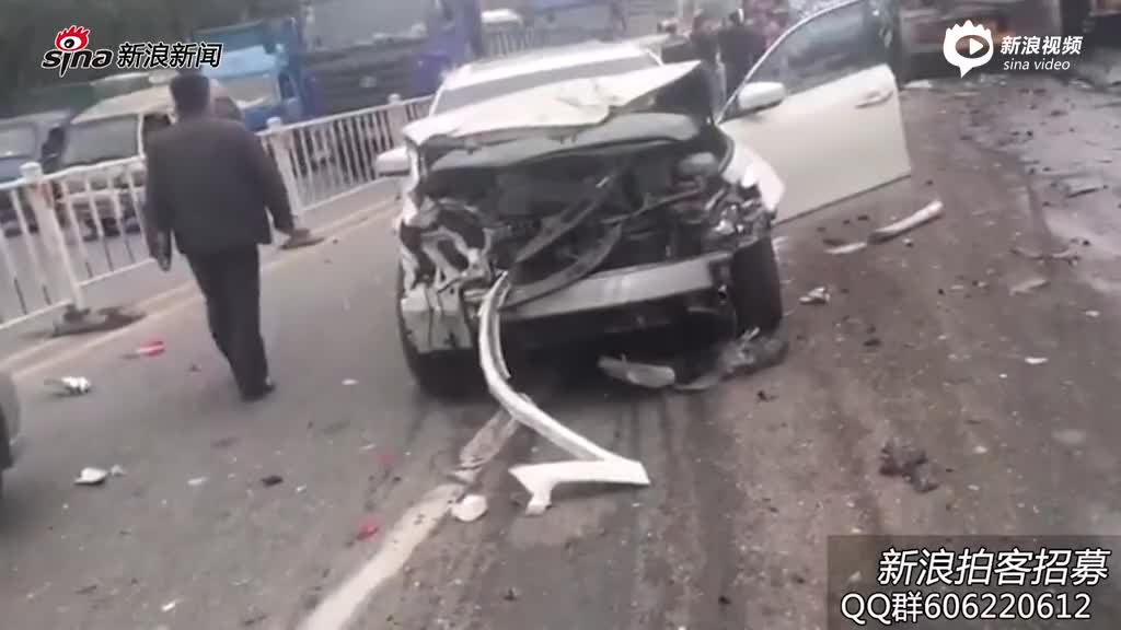 7日中午11点左右,广东东莞东部快速东深路口往桥头方向,发生惨烈车祸