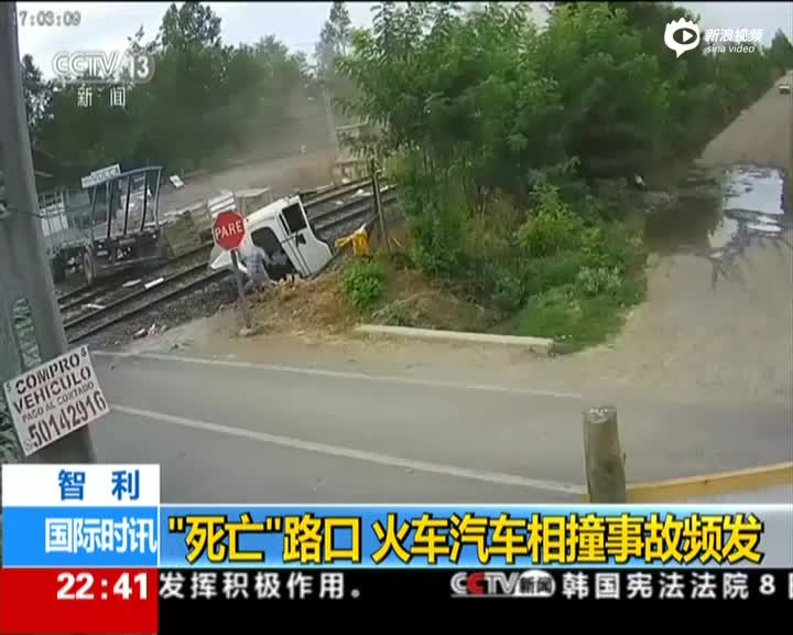 监控:卡车路口遭火车撞击 瞬间断成两截