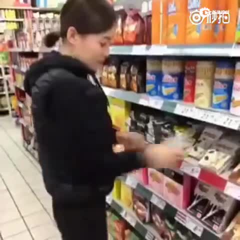 现场：一女子在乐天超市恶意毁坏商品 