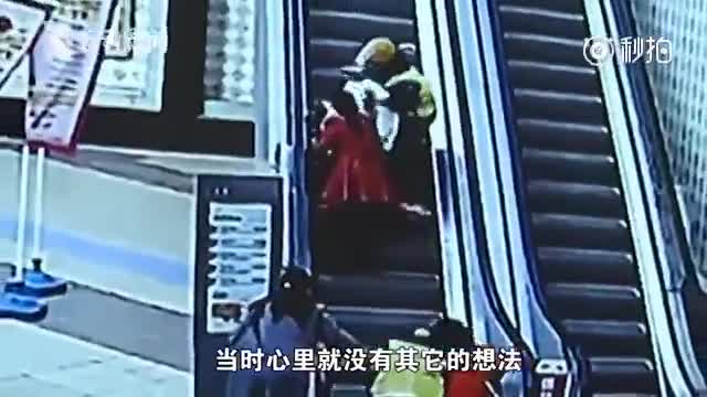 现场：女子推婴儿车乘电梯侧翻 小哥紧急救助