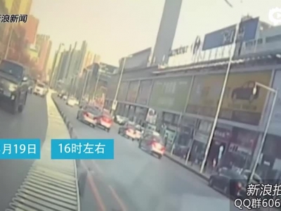 新手司机撞倒千米护栏