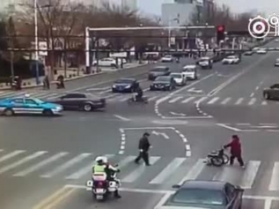 两名交警拦车护送老人过马路