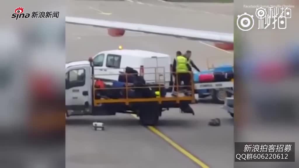 实拍英国机场搬运工运行李：左抛右扔加脚踹