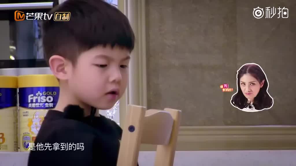 视频:安吉小鱼儿抢玩具起争执 胡可轻松化解