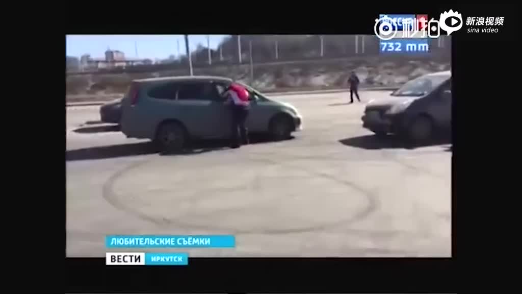 俄男子危险驾车 被剽悍女司机从车上拽下扛走
