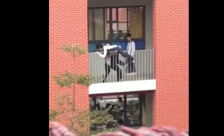 实拍：广州某中学学生手机被没收 欲跳楼被拉住