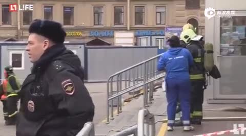 俄圣彼得堡地铁发生爆炸 救援现场警车鸣笛不断