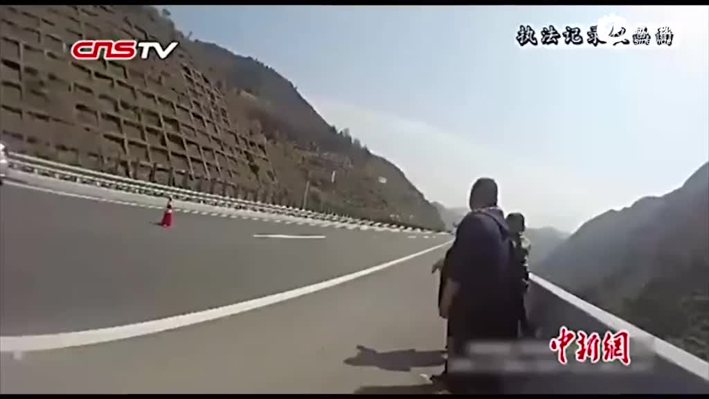 女司机高速路练车技 没想到轮胎掉了