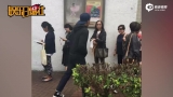 视频：贴心好爸爸！刘恺威排队接小糯米放学