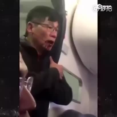 美联航遭暴力拖走乘客再返回客机视频
