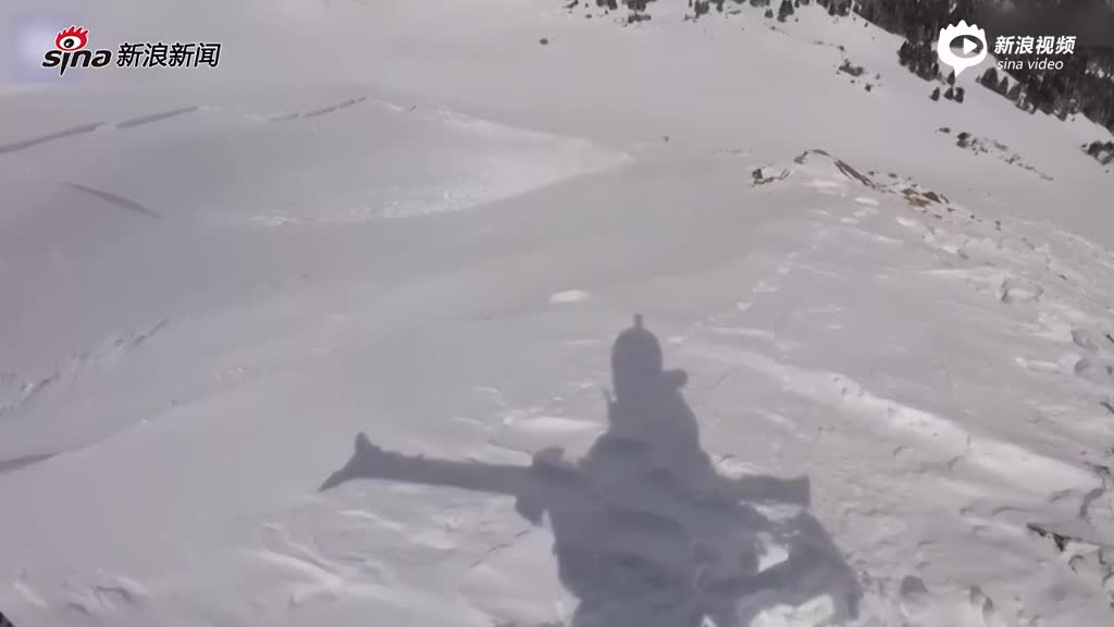 现场：男子危险地带滑雪 突遇雪崩侥幸逃脱 