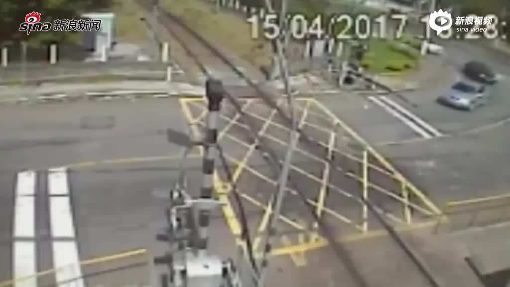 监控：巴西小汽车横穿铁轨 被火车猛烈撞击 