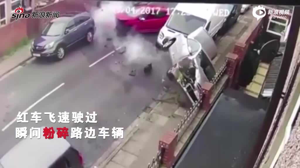 监控：汽车瞬间粉碎路边车 车主携狗逃离现场 