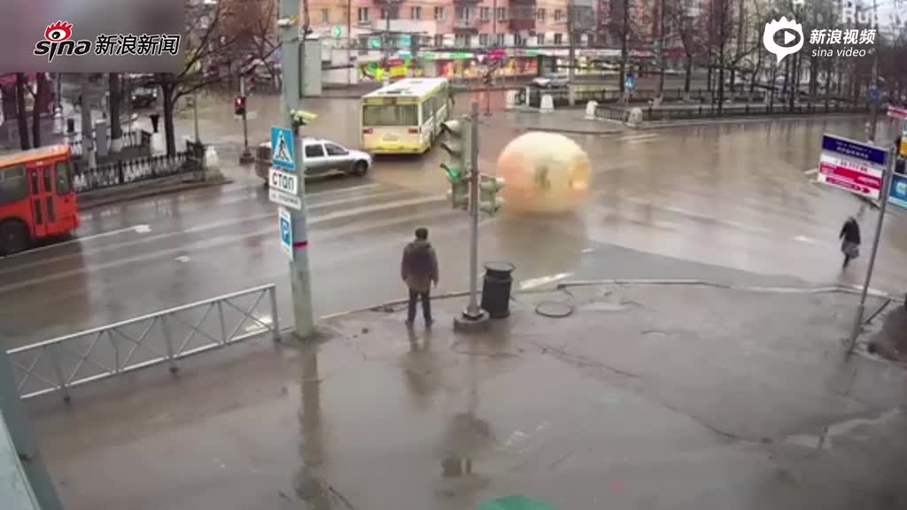 现场：俄罗斯男子大街玩太空球 导致交通瘫痪