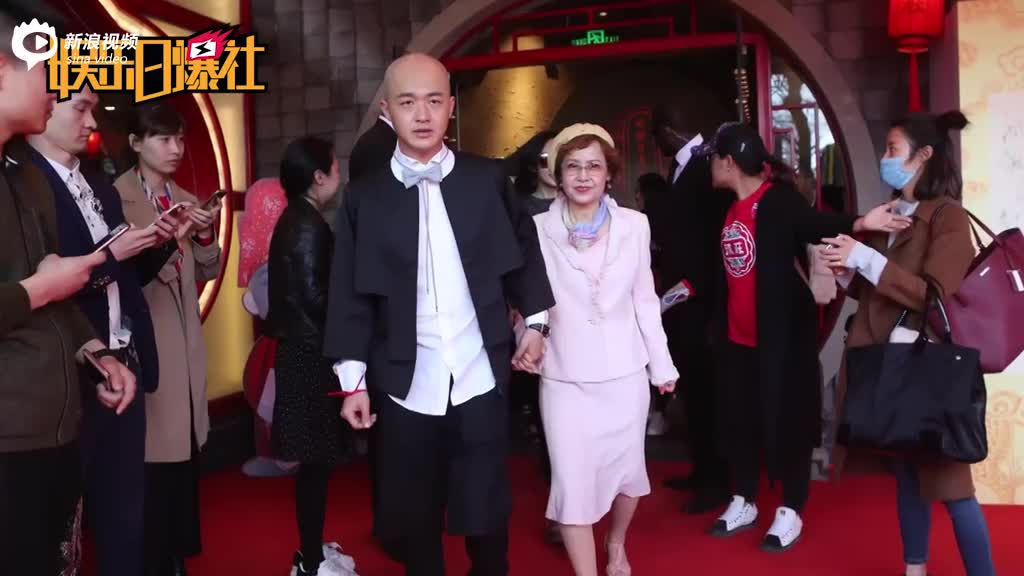 黄晓明把妈当情人宠 刘亦菲妈妈面前秒变小可爱