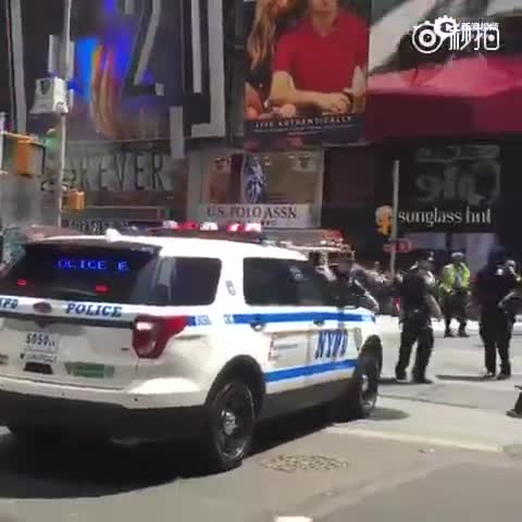 一辆汽车18日在纽约时报广场冲上人行道