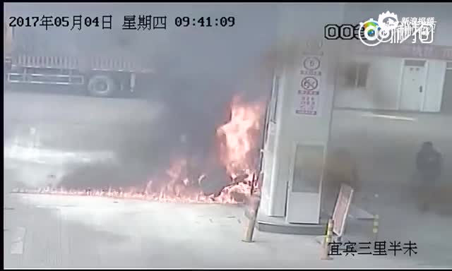 监控：男子加油站纵火 工作人员4分钟生死灭火