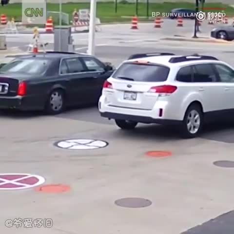 监控：女子加油站遭汽车抢劫 爬上汽车吓退蟊贼