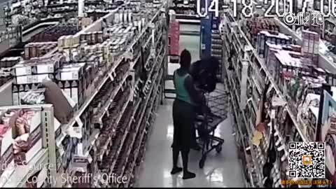 监拍：窃贼团伙超市偷肉 藏裤子里逃走 