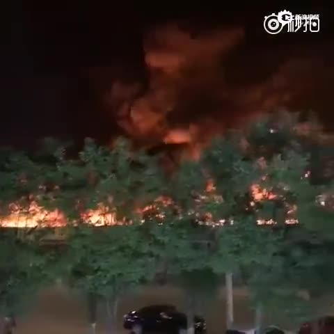 现场：回龙观鑫地市场起火