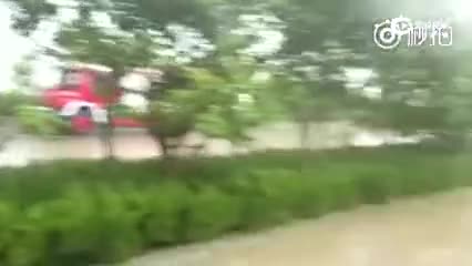南京暴雨女子二次启动发动机 母子被困雨水之中
