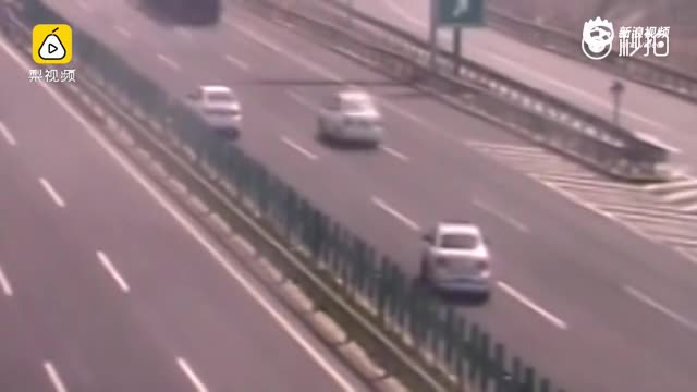 监控：女司机高速调头被撞 怪对方开太快 