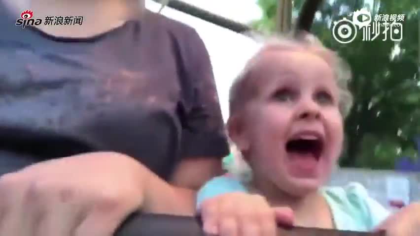 3岁女孩第一次坐过山车 喜悦瞬间变成恐怖 