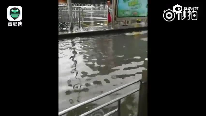 北京大雨民众冒雨出行 部分地段积水严重 