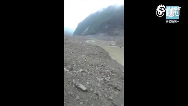 四川阿坝山体垮塌现场救援视频: 100余人被掩埋