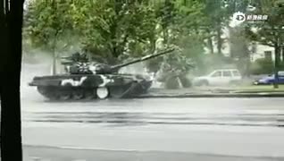 白俄罗斯坦克加速失控撞上路灯 疑因迟到落后