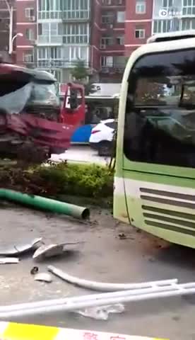 现场:北京房山公交车遭大货车追尾 被撞进辅路