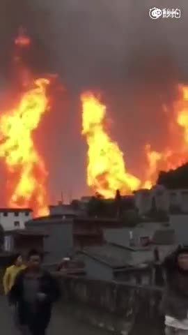 贵州一自然气管道发生爆炸 现场火光冲天