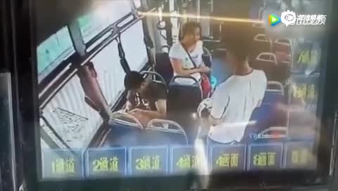 外卖小哥被女孩八宝粥浇头随后剧情出人意料