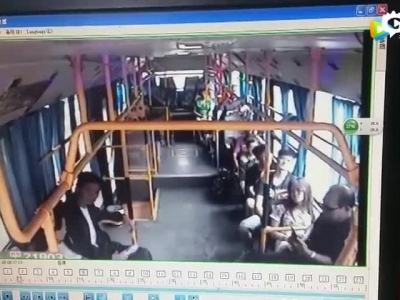 哈尔滨七旬男子公交上偷拍女生大腿 有多名受害者