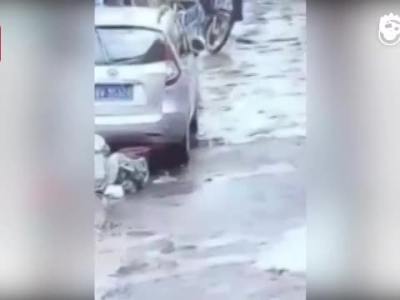 女子骑电动车二次碾压小孩后逃离