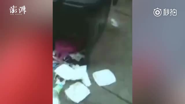 7月23日,广州环卫工赵阿姨在垃圾桶内发现一名女婴,女婴被红色塑料袋包裹,身上有血迹,脐带未剪断。民警把女婴送医检查,孩子外观无缺陷,整体情况平稳。女婴的妈妈已被找到,25岁,未婚。目前,警方以遗弃罪进行立案。 7月23日,广州环卫工赵阿姨在垃圾桶内发现一名女婴,女婴被红色塑料袋包裹,身上有血迹,脐带未剪断。民警把女婴送医检查,孩子外观无缺陷,整体情况平稳。女婴的妈妈已被找到,25岁,未婚。目前,警方以遗弃罪进行立案。