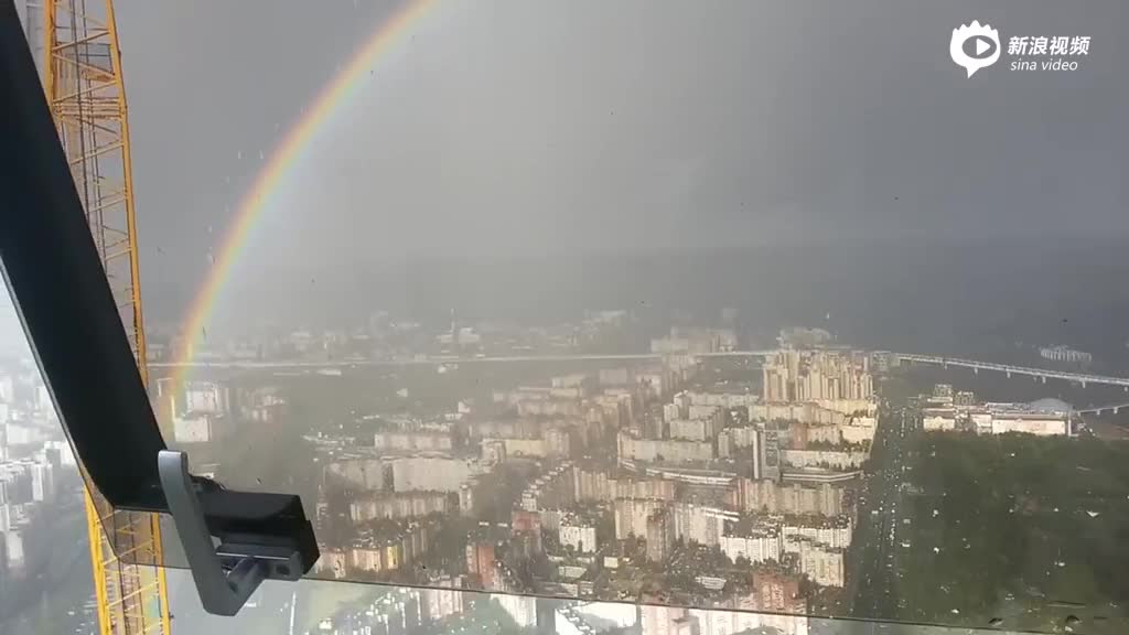 罕见！俄工人462米高吊塔拍下圆形彩虹